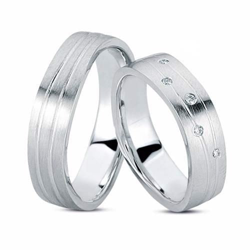 Unikke Nuran vielsesringe i 14 karat hvidguld med silkemat finish og 5 x 0,01 ct diamanter – elegant og tidløst design.